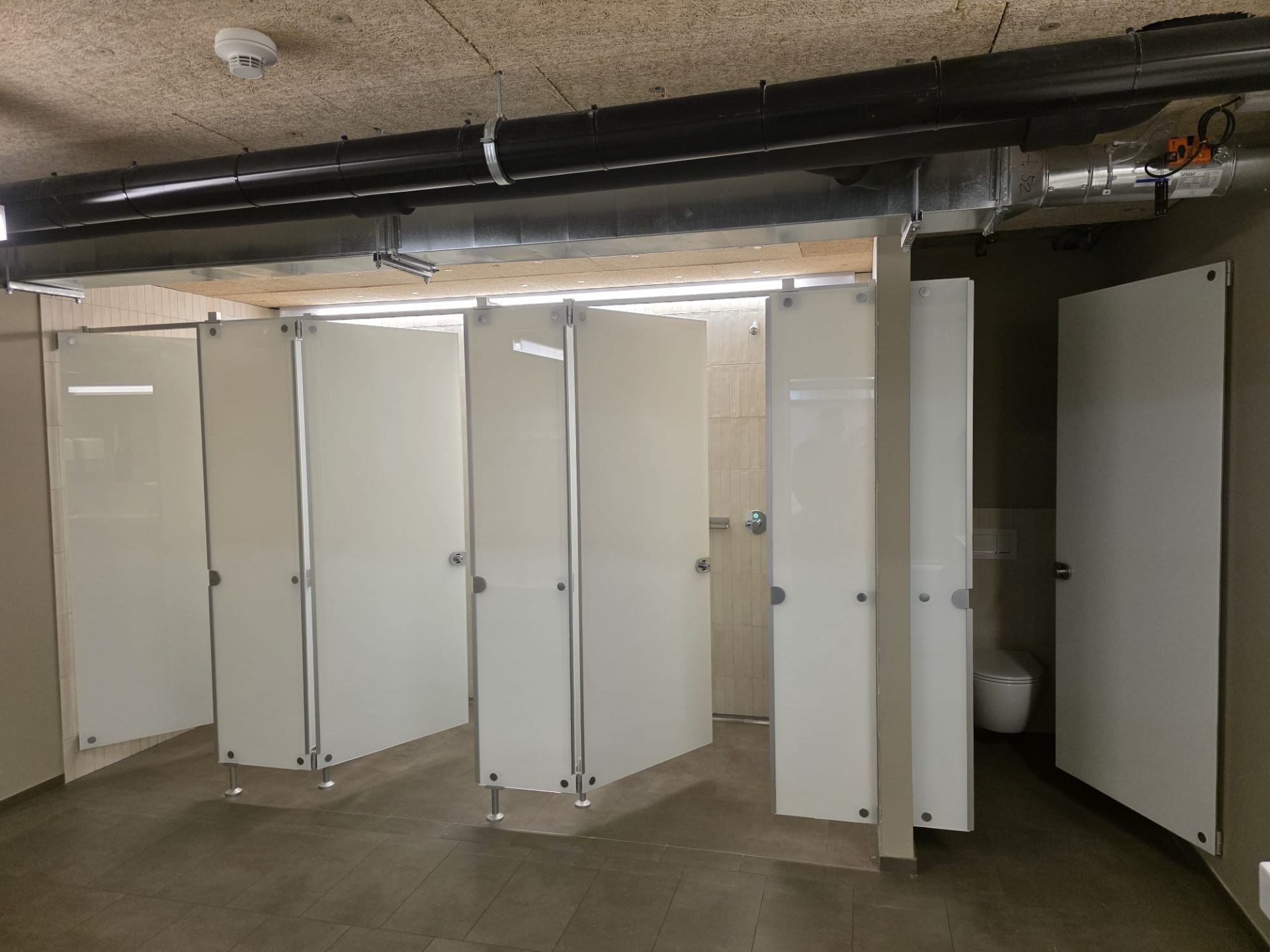 LLB Neubau Giessen Vaduz, Duschkabinen.jpeg