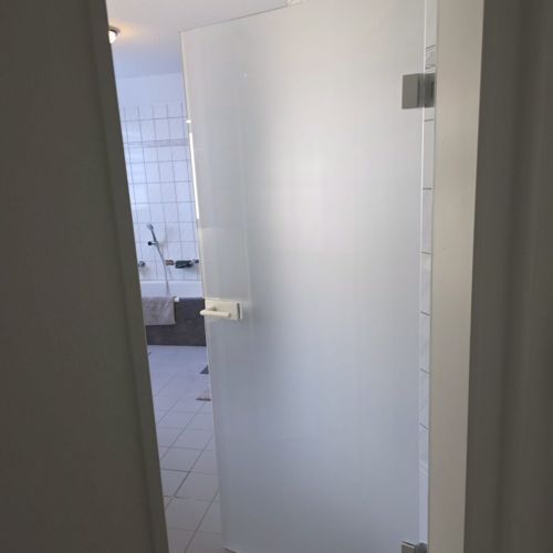 Ganzglastüre SATINATO Badezimmer 2.jpeg